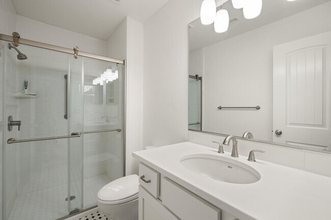 Building Photo - Updated 2BD/2BA Condo in North Portland! S...