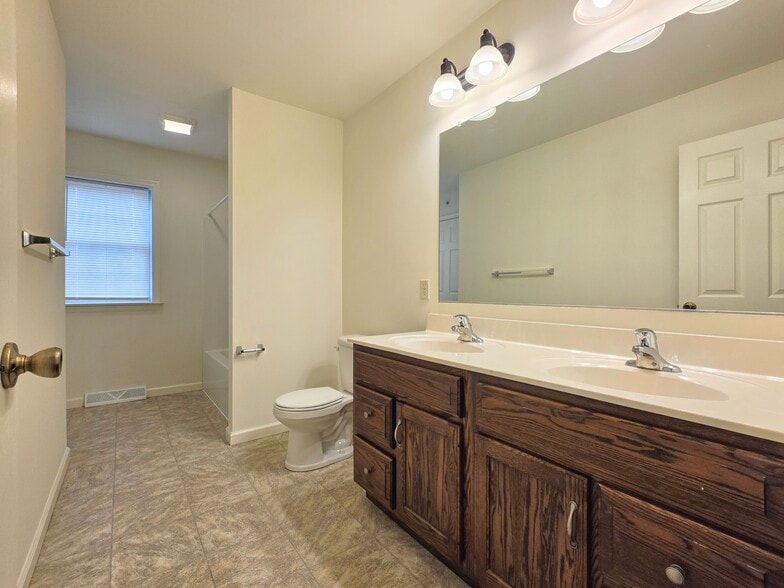 Building Photo - 14 Gable Dr