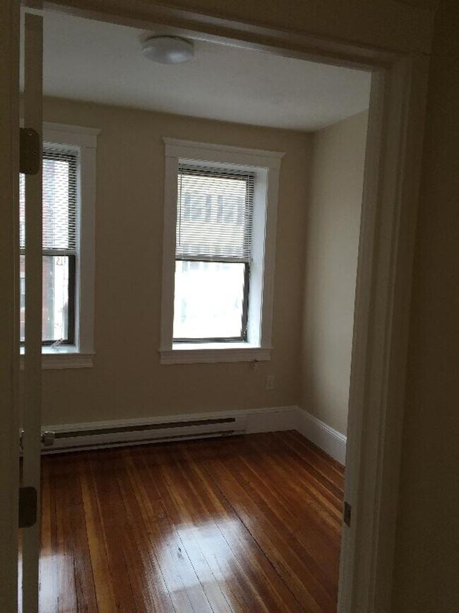 Building Photo - No brokers Fee. Central Mission Hill Locat...
