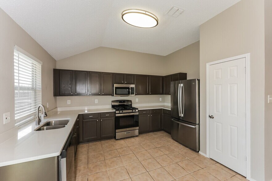 Building Photo - 4701 Palm Ridge Dr