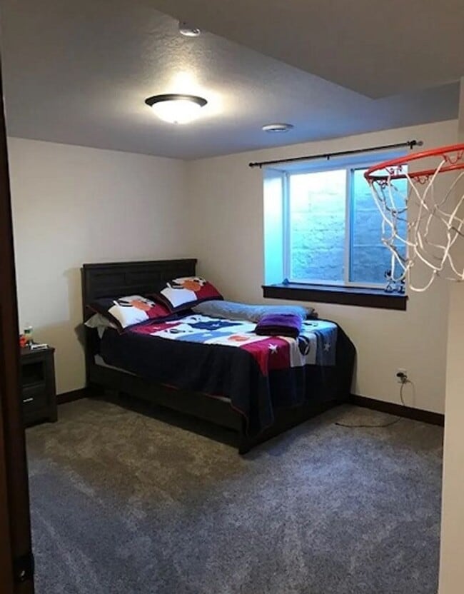 Building Photo - 866 Daisy Ln