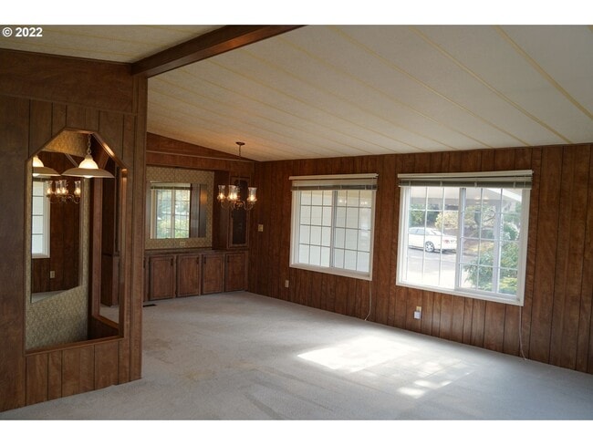 Building Photo - 485 Myeena Loop