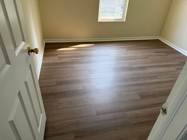 Building Photo - Super Cute home located in City Limits