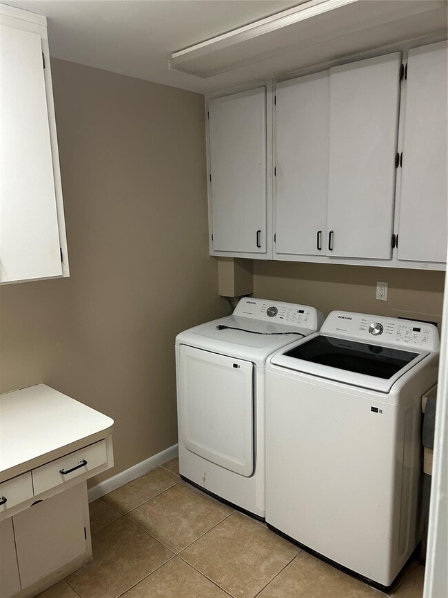 Building Photo - 4622 Holly Lake Dr