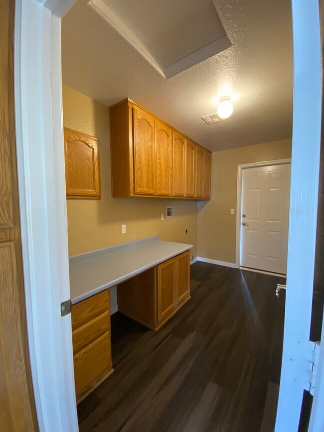 Building Photo - COUNTRY PLACE II U3 - Bluebird Avenue