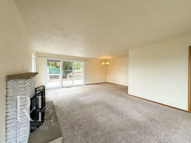 Building Photo - Enjoy Breathtaking Sunsets in the Heart of Manette