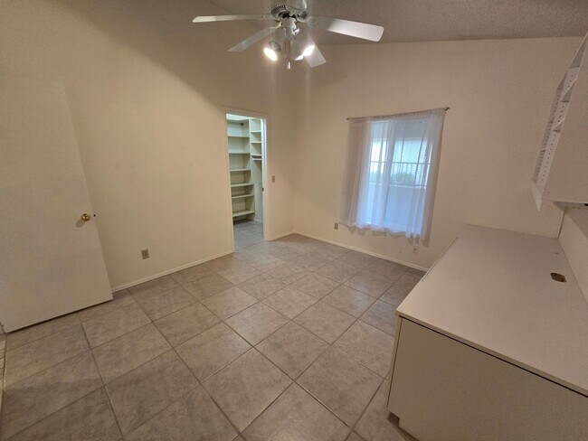 Building Photo - 1120 N Val Vista Dr