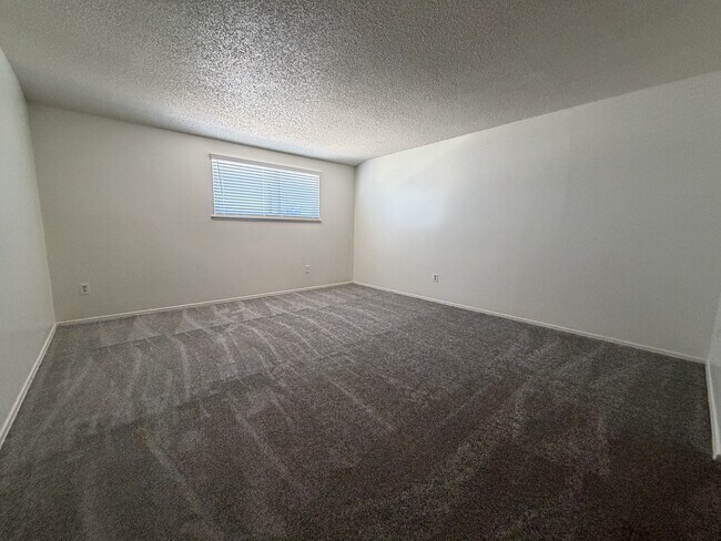 Building Photo - 15176 Oakwood Ln