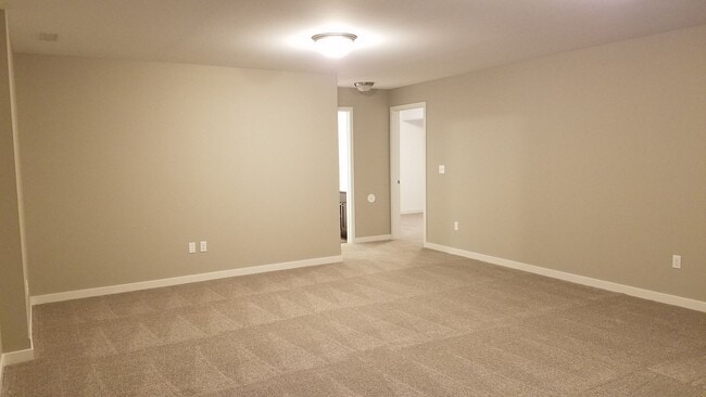 Building Photo - 4 Bedroom, 3 bath close to University and available August 14, 2026