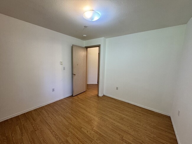Building Photo - Spacious 3 bed 1.75 bath top floor unit in Des Moines