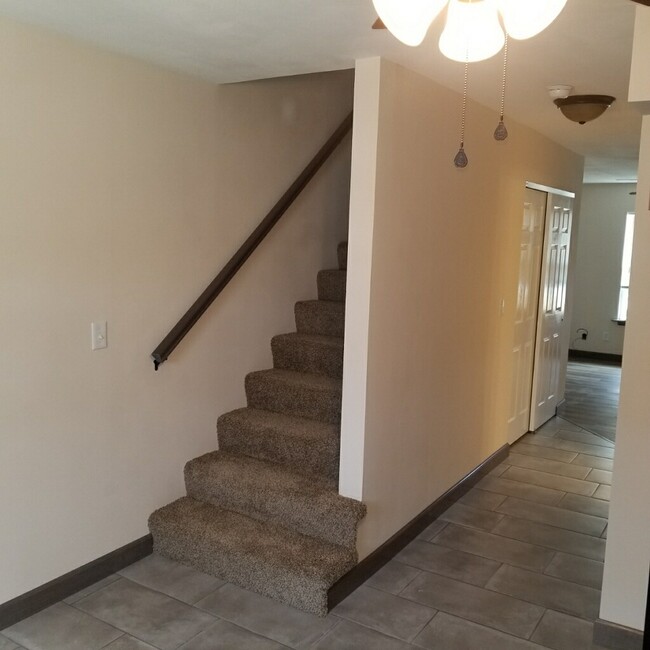 Building Photo - 415 Meadow Dr
