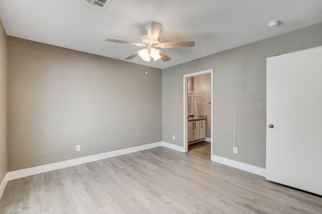 Building Photo - "Charming 2-Bedroom Townhouse Retreat with 2.5 Baths in South Henderson -with Backyard “