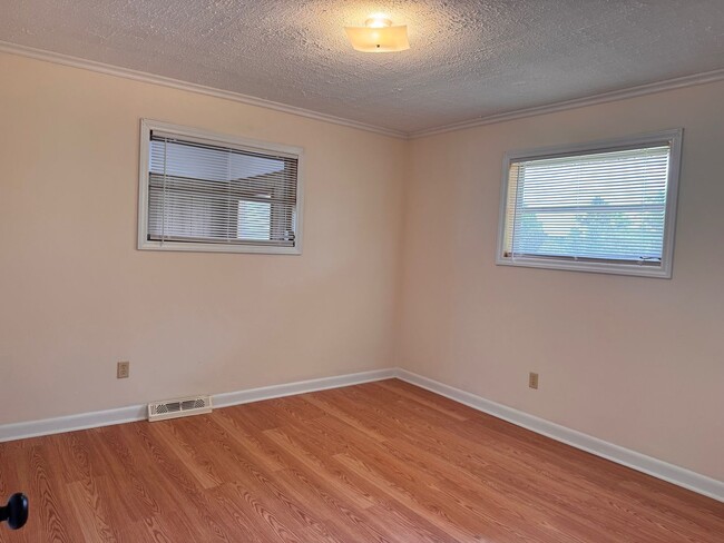 Building Photo - 3 Bed, 1.5 Bath brick home located on Gallimore Town Rd