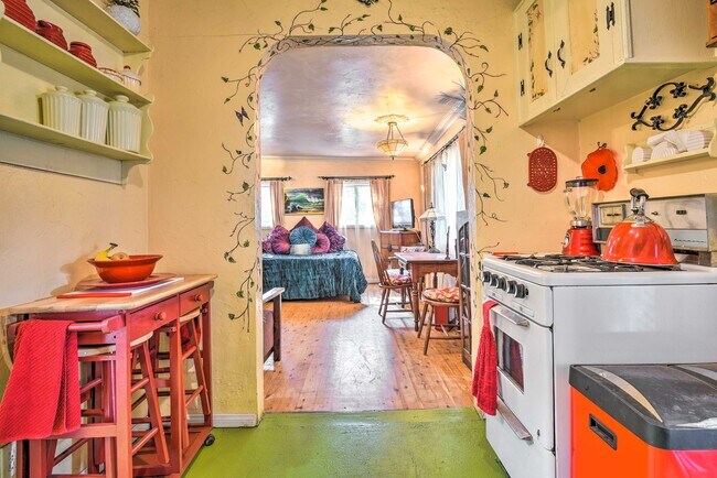 Building Photo - 2434 Cloverfield Blvd