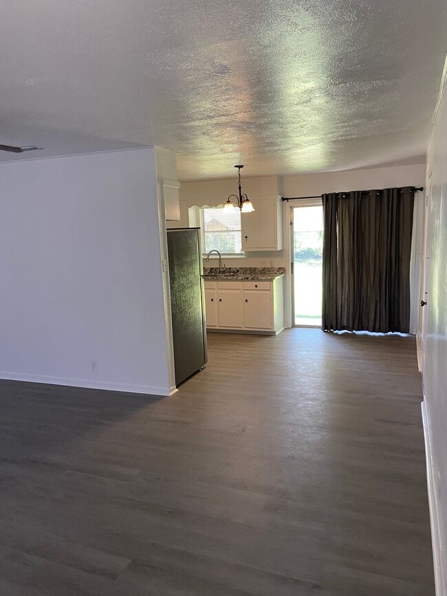 Building Photo - 3/1 house with garage, fenced backyard, walk to TSU