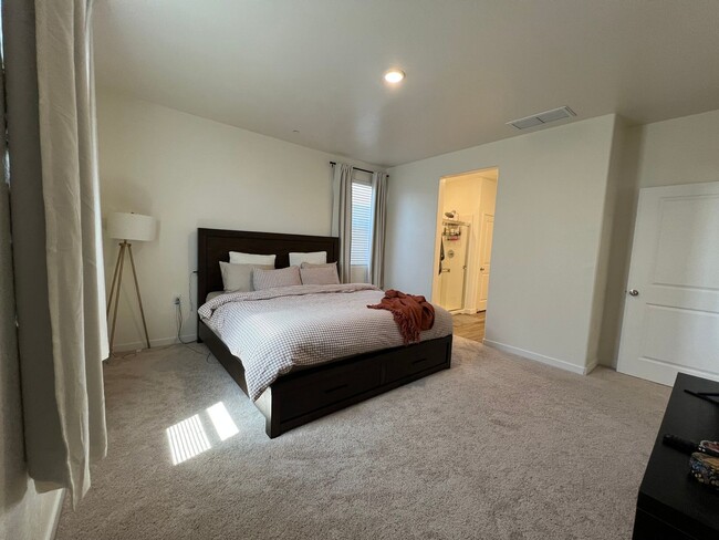 Building Photo - Three bedrooms and two bathrooms in Hanford, CA