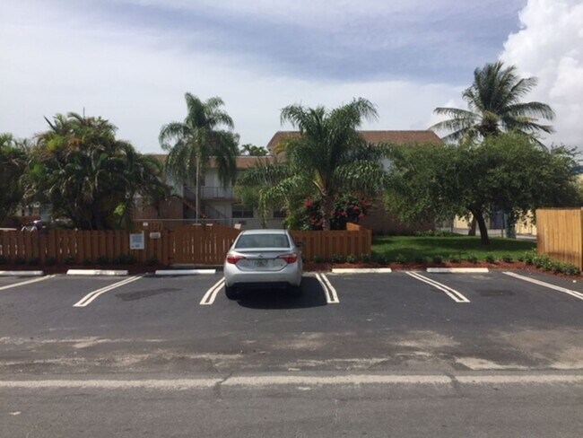 Interior Photo - 100 NE 9 St Pompano Beach, FL 33060
