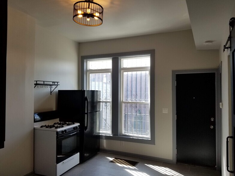 Kitchen - 2511 W North Ave