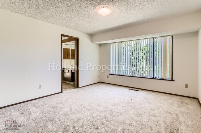 Building Photo - 1005 SW 192nd Ct