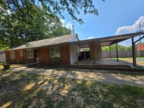 Building Photo - Charming & Conveniently located 3 bedroom home, 1.5 bath in 38134!