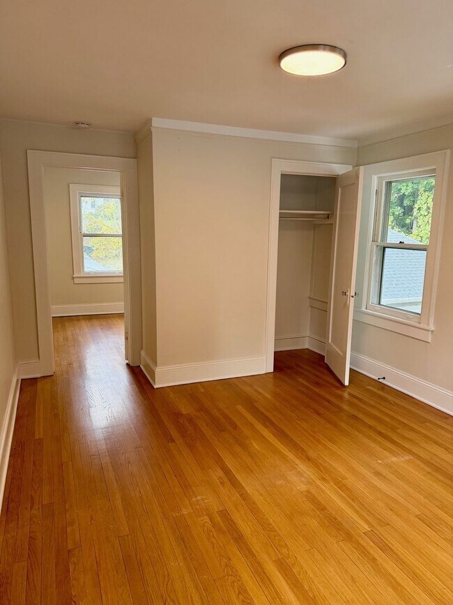 Building Photo - 302 Hasbrouck Ave
