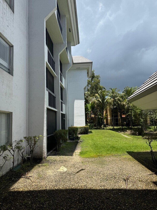 Building Photo - 711 N Pine Island Rd