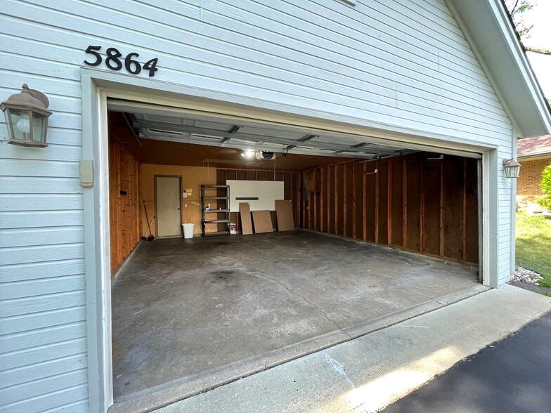 Building Photo - 5864 Red Cherry Ln