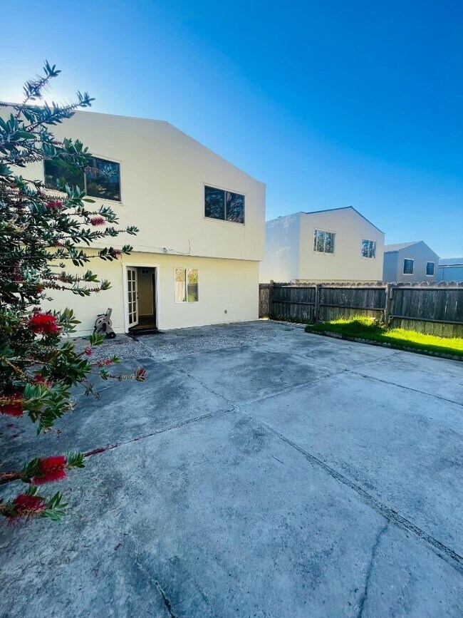 Building Photo - 4250 Callan Blvd