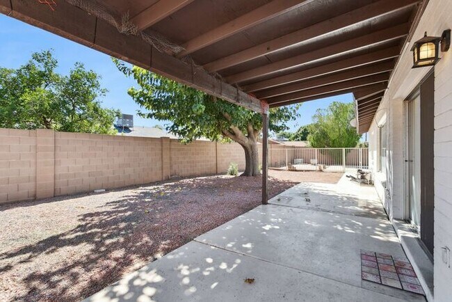 Building Photo - 2213 S Saratoga