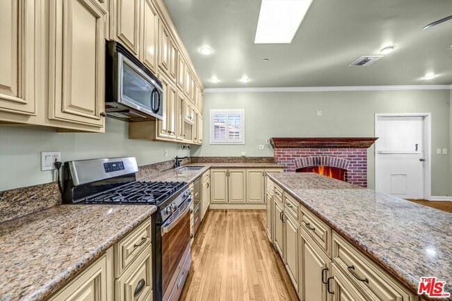 Building Photo - 3930 La Crescenta Ave