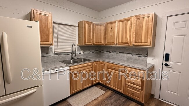 Building Photo - 631 Miles Ave