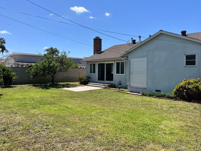 Building Photo - Charming Single Level 3-Bedroom 2-Bathroom Home With Hardwood Floors