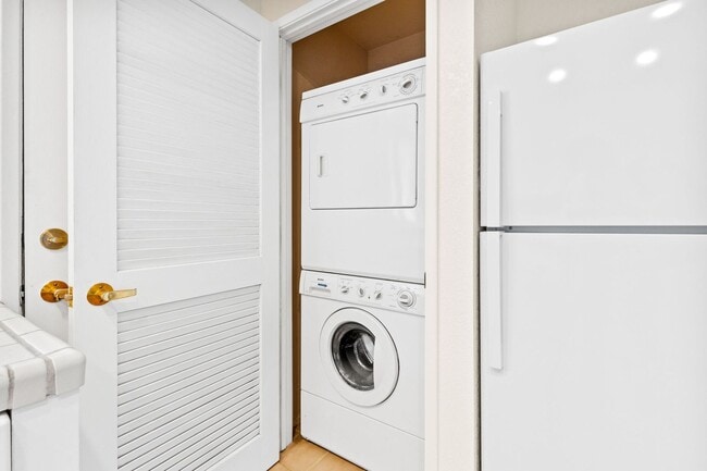 Building Photo - Bright 2 Bedroom 1.5 Bath Condo with Priva...