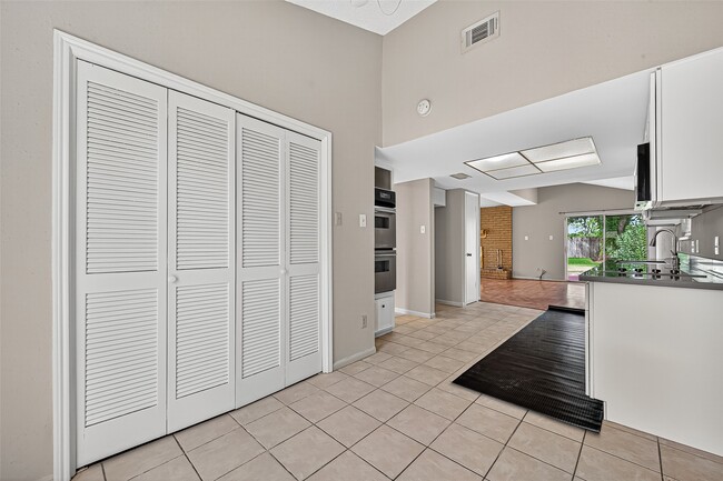 Building Photo - 2042 Hilton Head Dr