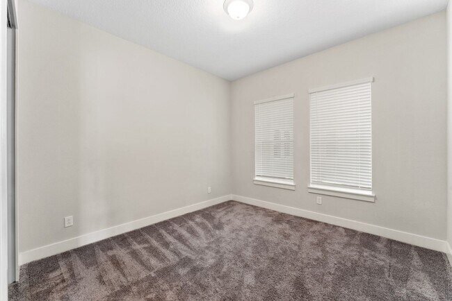 Building Photo - Nice 3/2.5 Bath Home with Bonus Room and 2...