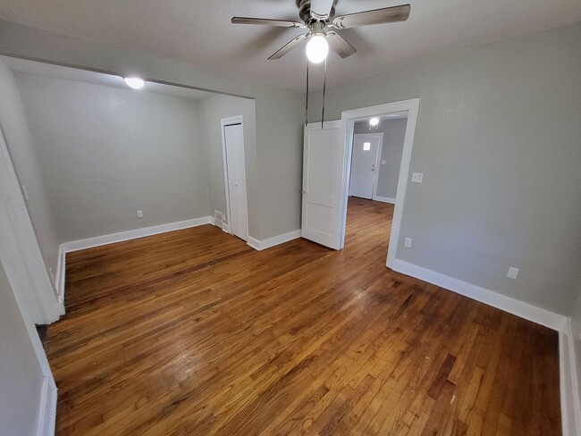 Building Photo - Remodeled 1 bedroom 1 bathroom duplex hous...