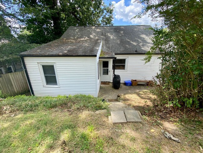 Building Photo - Central AVL - Beautifully Kept Older Home ...