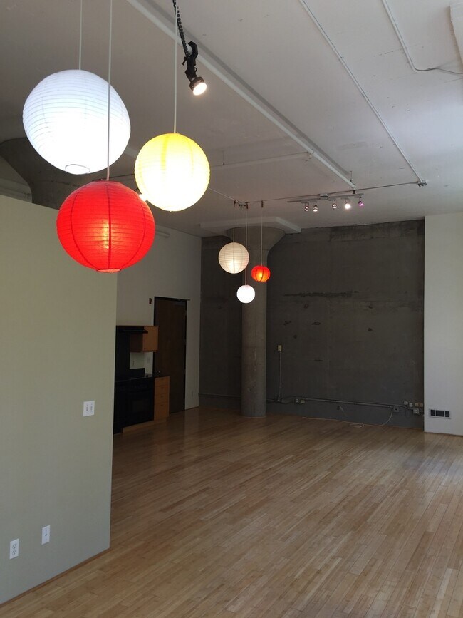 Building Photo - Highly sought after live/work space for le...