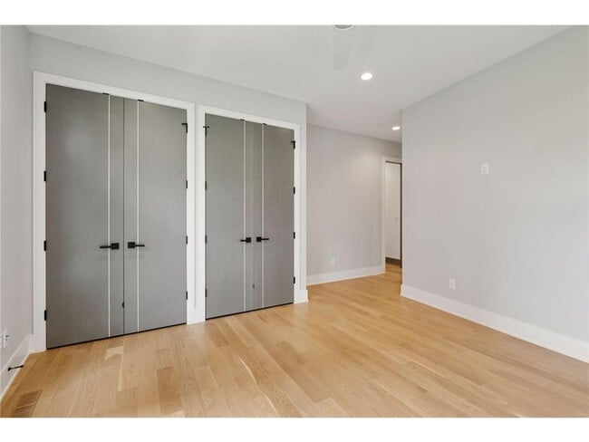 Building Photo - 1726 Kenwood Pkwy