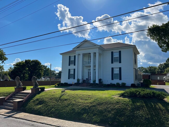 Building Photo - 105 S McLemore Ave