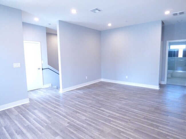 Building Photo - 1923 Holly Dr