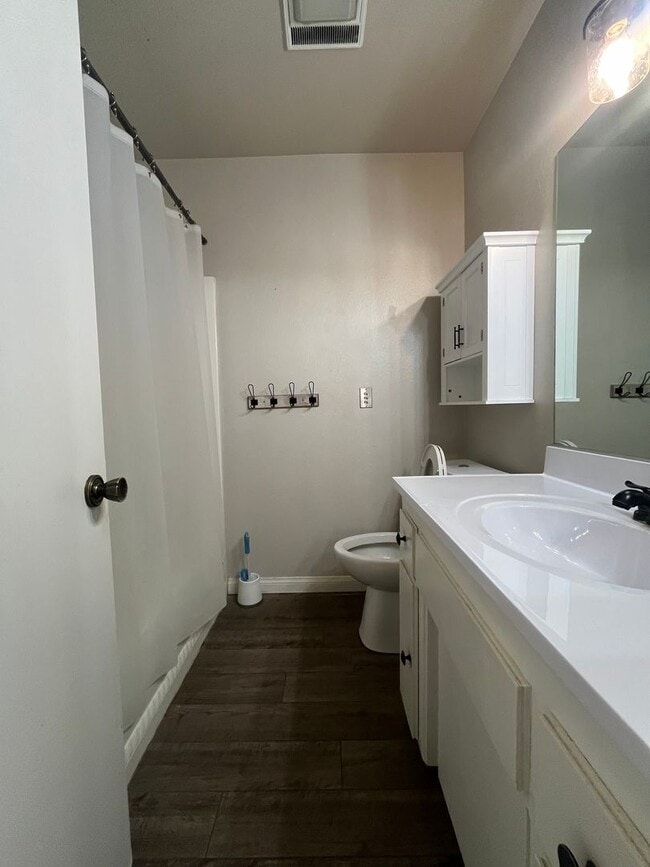 Building Photo - 3 Bed 2 Bath House located in the Heart of Tehachapi! Available 3/1/2026!