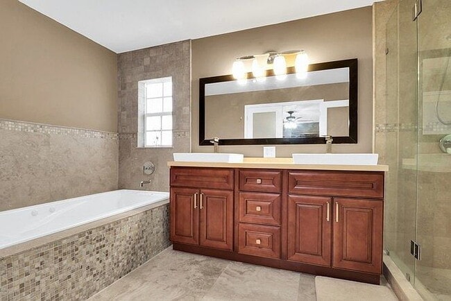 Building Photo - "Charming 2-Bed Oasis with Elegant Finishe...
