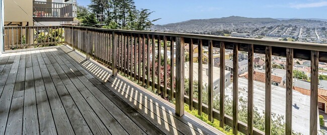 Building Photo - Stunning Three Bedroom Home in Westwood Hi...