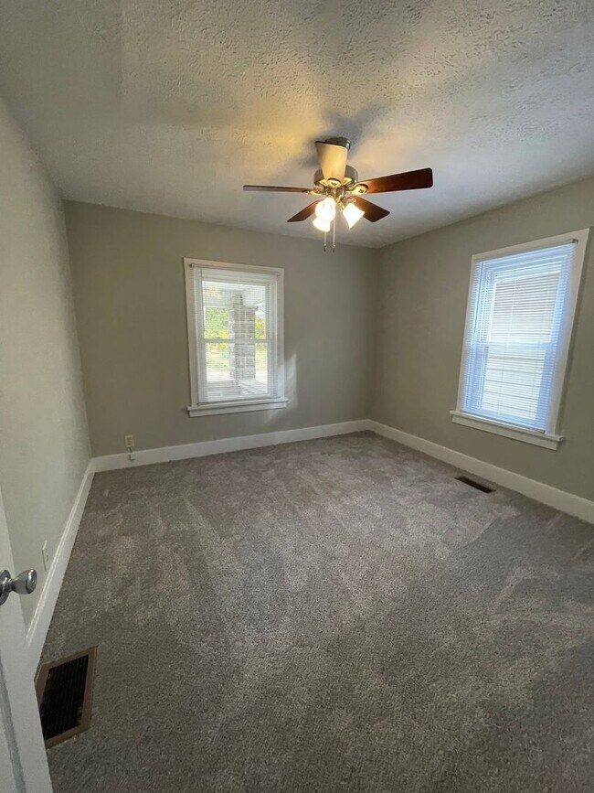 Building Photo - MOVE IN READY!!