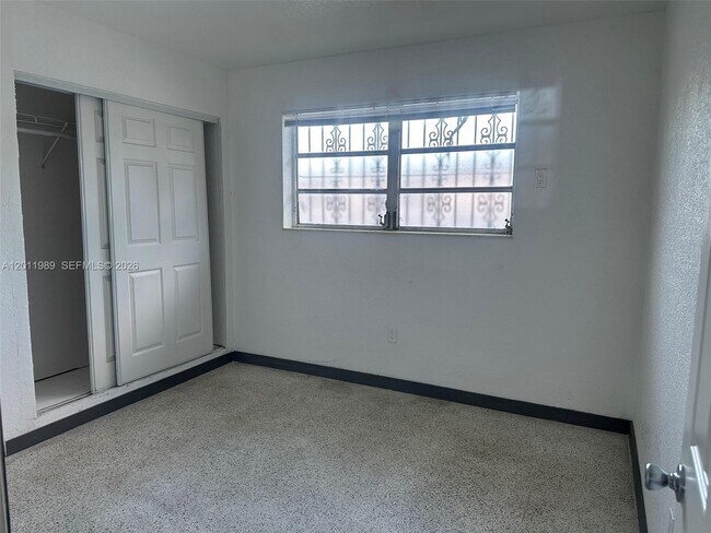 Building Photo - 640 E 55th St