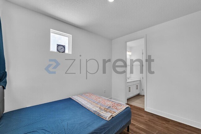 Building Photo - Unit
