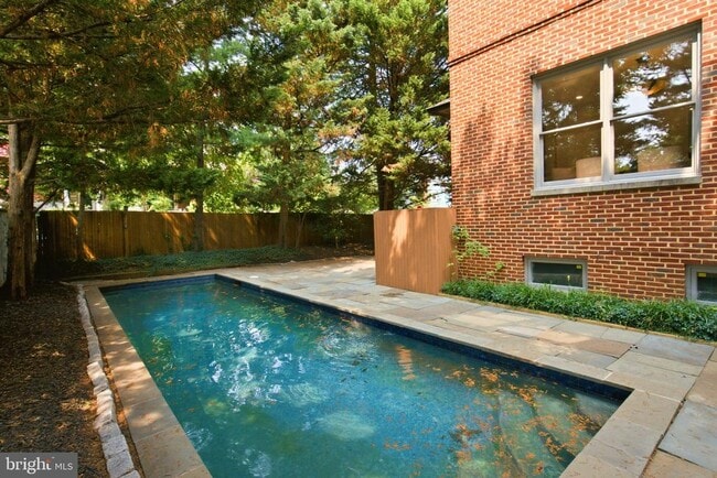 Building Photo - 5430 Chevy Chase Pkwy NW