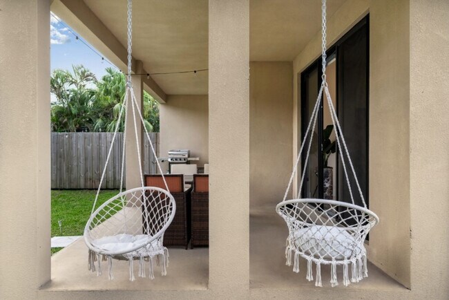 Building Photo - 826 SW 14th Ct