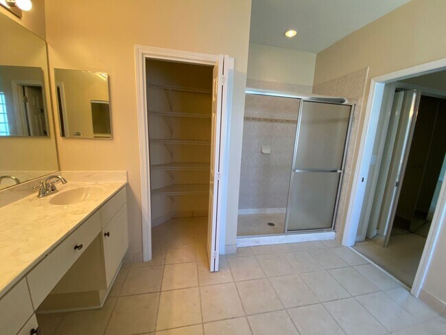 Building Photo - Expansive Home in the Desirable "The Hammo...
